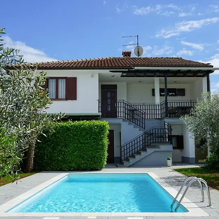 Leon With Private Pool